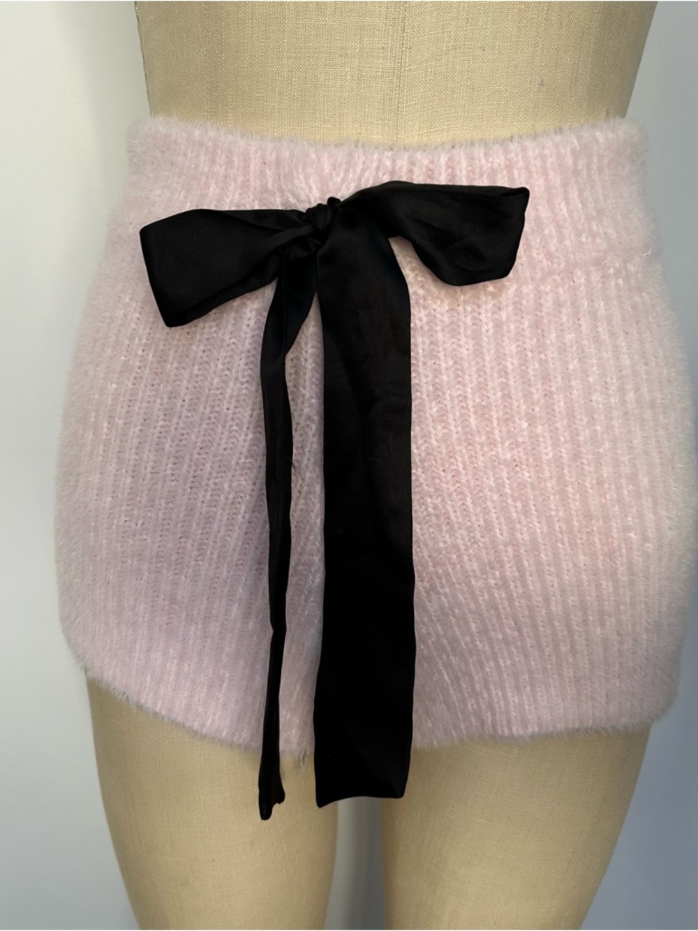 Plush Ribbed Knit Women's Shorts with Black Bow - Light Pink
